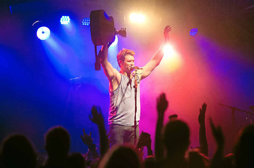 ALWAYS A WINNER: Pete Murray played at Marley Brown Oval in Gladstone on Saturday night. ALWAYS A WINNER: Pete Murray played at Marley Brown Oval in Gladstone on Saturday night.