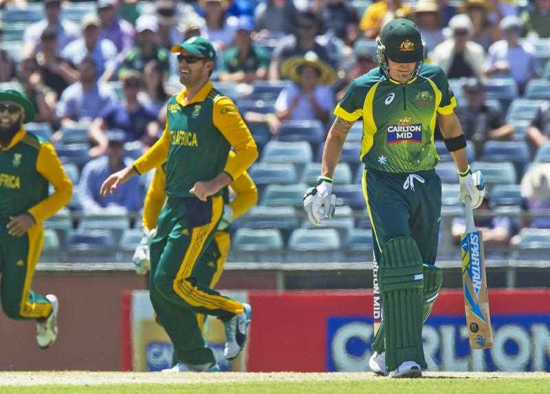 Australian batsman Michael Clarke (R) loses his wicket during the first one day international (ODI) cricket match of the series between Australia and South Africa in Perth on November 14, 2014. Australian batsman Michael Clarke (R) loses his wicket during the first one day international (ODI) cricket match of the series between Australia and South Africa in Perth on November 14, 2014.