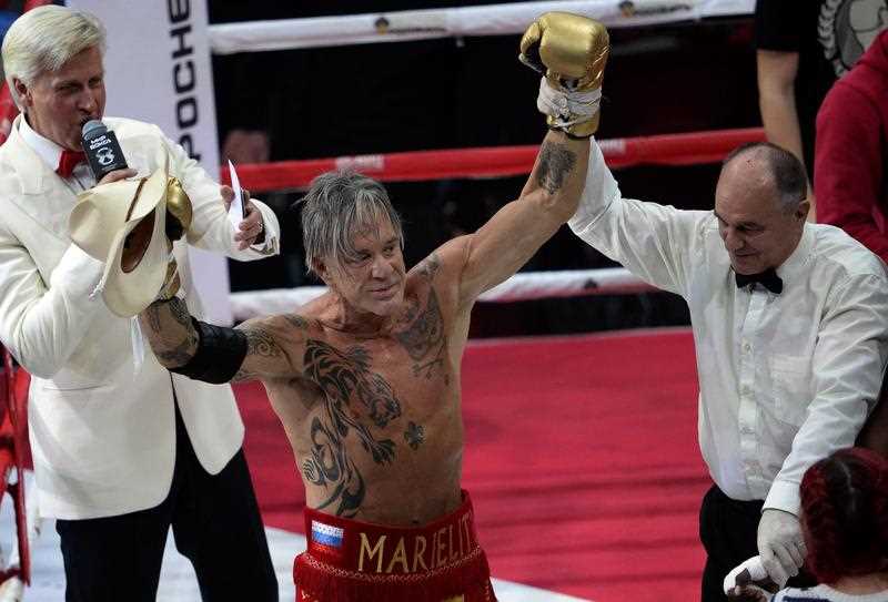 TOPSHOTS Hollywood actor Mickey Rourke (C), 62, raises his fists after knocking out US professional Elliot Seymour, 29, in Moscow on November 28, 2014, as Rourke revives his boxing career at the age of 62 taking to the ring. TOPSHOTS Hollywood actor Mickey Rourke (C), 62, raises his fists after knocking out US professional Elliot Seymour, 29, in Moscow on November 28, 2014, as Rourke revives his boxing career at the age of 62 taking to the ring.