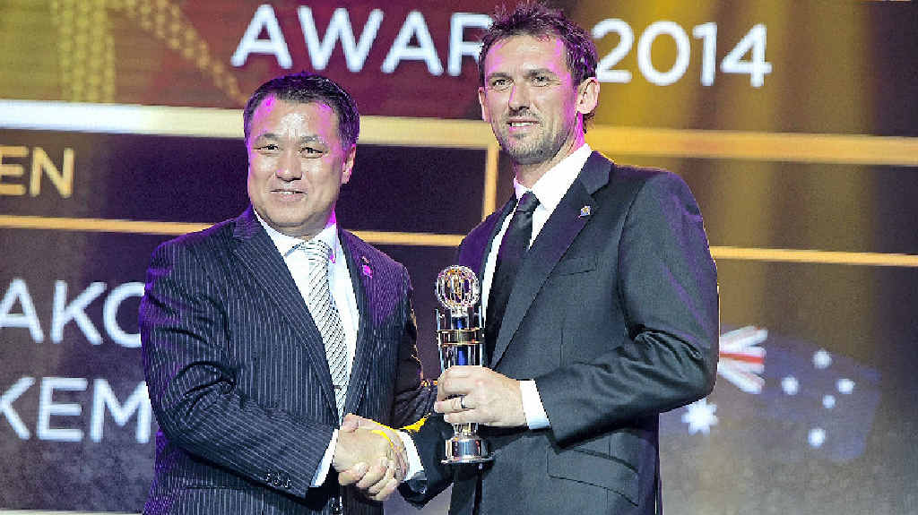 CONFUSING SITUATION: Westers Sydney Wanderers coach Tony Popovic, pictured receiving his Asian Football Confederation Coach of the Year award from Kozo Tashima, is still employed despite his side’s recent poor form in the A-League. CONFUSING SITUATION: Westers Sydney Wanderers coach Tony Popovic, pictured receiving his Asian Football Confederation Coach of the Year award from Kozo Tashima, is still employed despite his side’s recent poor form in the A-League.