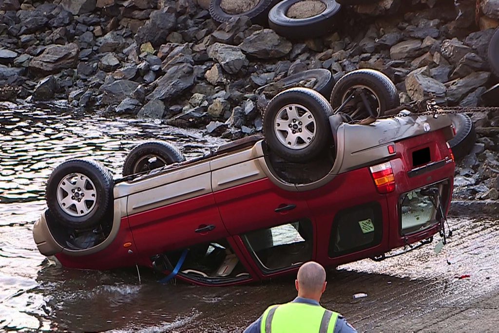 A Ford SUV was found submerged at the Coffs Harbour boat ramp on the morning of Christmas Eve. Photo: Frank Redward A Ford SUV was found submerged at the Coffs Harbour boat ramp on the morning of Christmas Eve. Photo: Frank Redward