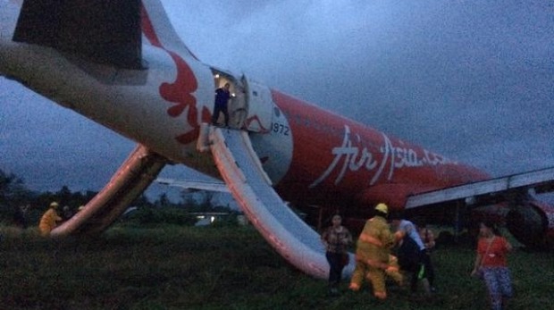 Jet Damazo-Santos tweeted this photo of passengers leaving the plane via emergency slides. Photo: Twitter.com/@jetdsantos
Jet Damazo-Santos tweeted this photo of passengers leaving the plane via emergency slides. Photo: Twitter.com/@jetdsantos