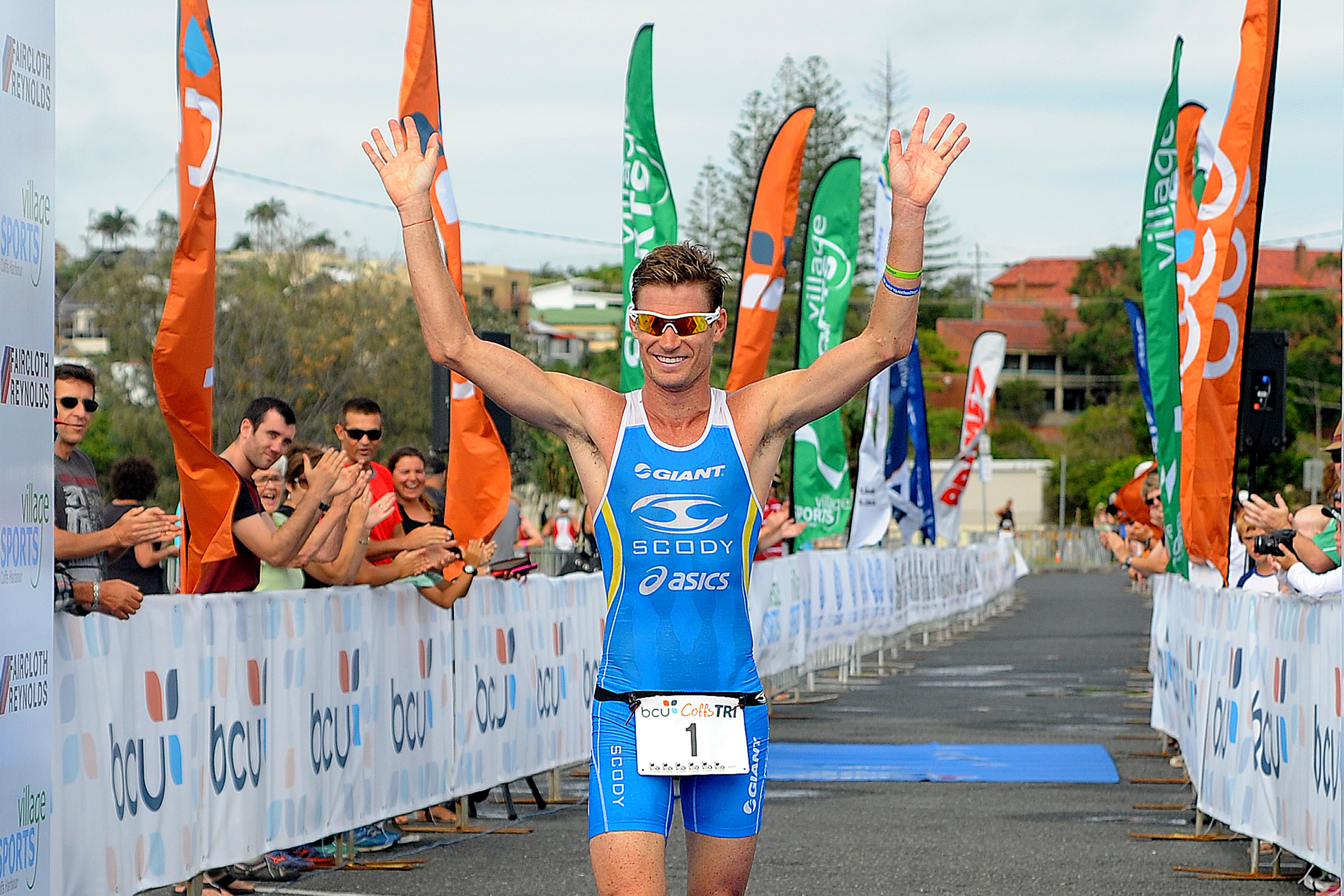 Brad Kahlefeldt salutes the crowd as he crosses the finish line of the 2014 bcu Coffs Tri. Brad Kahlefeldt salutes the crowd as he crosses the finish line of the 2014 bcu Coffs Tri.