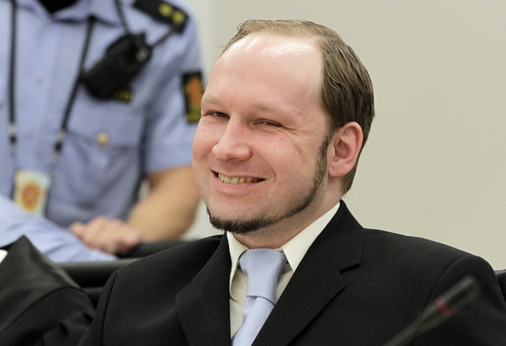 Anders Behring Breivik, el asesino confeso que mat a 77 personas el a o pasado a balazos y con una bomba, sonr e en la corte mientras la fiscal a proporciona sus ltimos argumentos en Oslo, Noruega, el jueves 21 de junio de 2012. (Foto AP/Berit Roald/Scanpix NTB POOL) Anders Behring Breivik, el asesino confeso que mat a 77 personas el a o pasado a balazos y con una bomba, sonr e en la corte mientras la fiscal a proporciona sus ltimos argumentos en Oslo, Noruega, el jueves 21 de junio de 2012. (Foto AP/Berit Roald/Scanpix NTB POOL)