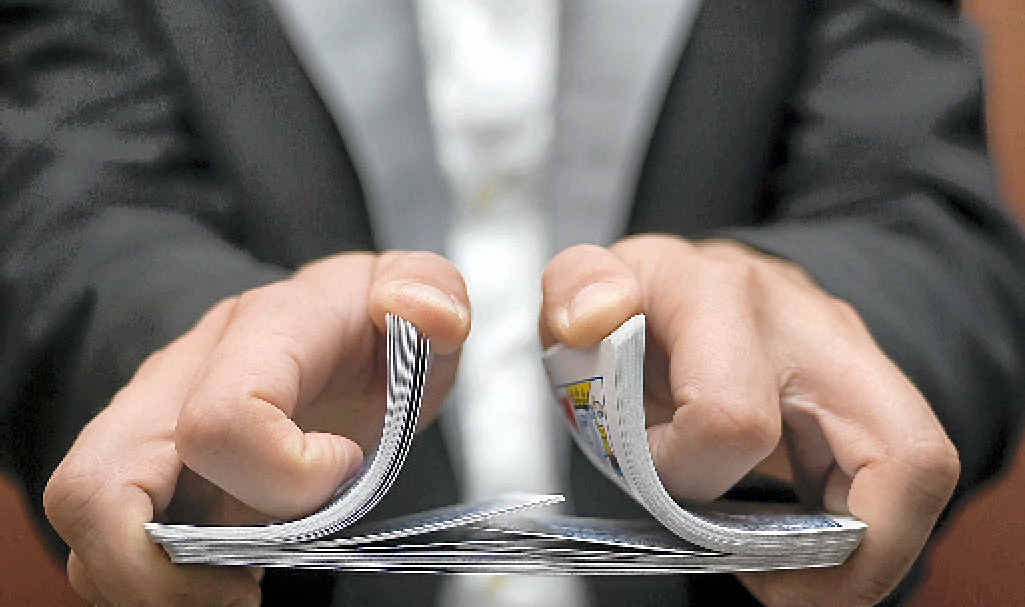 Online videos can walk you through card tricks step by step. Online videos can walk you through card tricks step by step.