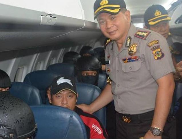 Denpasar police chief Djoko Hari Utomo has his photograph taken with Andrew Chan. Photo: Kompas TV