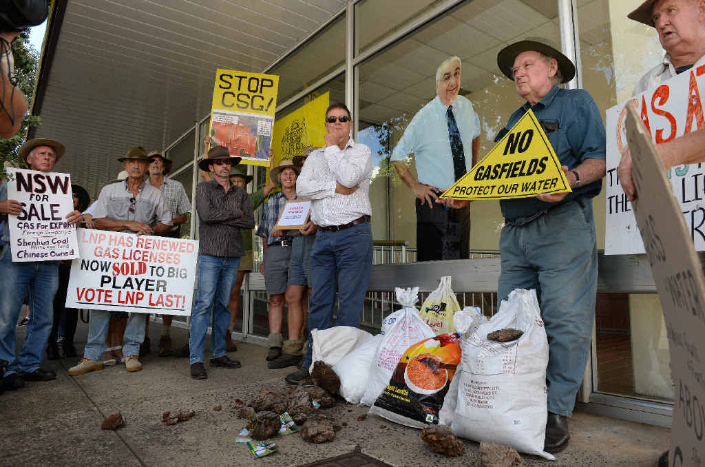 NOT HAPPY: Northern Rivers’ farmers paid a visit to Thomas George’s Lismore office in Carrington St with bags of cow manure to show what they think of the Coalition’s gas policies. NOT HAPPY: Northern Rivers’ farmers paid a visit to Thomas George’s Lismore office in Carrington St with bags of cow manure to show what they think of the Coalition’s gas policies.