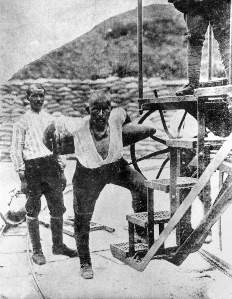 Turkish gunner Corporal Seyit, who is famous for having carried three 275kg shells to an artillery gun during the Allied attempt to force the Dardanelles on March 18, 1915. Turkish gunner Corporal Seyit, who is famous for having carried three 275kg shells to an artillery gun during the Allied attempt to force the Dardanelles on March 18, 1915.