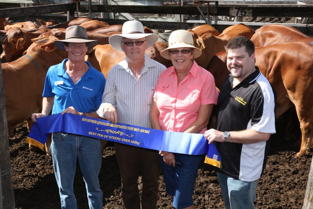 Best Pen of Steers over 350kg - Glenn Henricksen, Rural Bank, Gary and Robyn Lamb, Childers, Rob Atherton, Bendigo Communtiy Bank. Photo Contributed Best Pen of Steers over 350kg - Glenn Henricksen, Rural Bank, Gary and Robyn Lamb, Childers, Rob Atherton, Bendigo Communtiy Bank. Photo Contributed