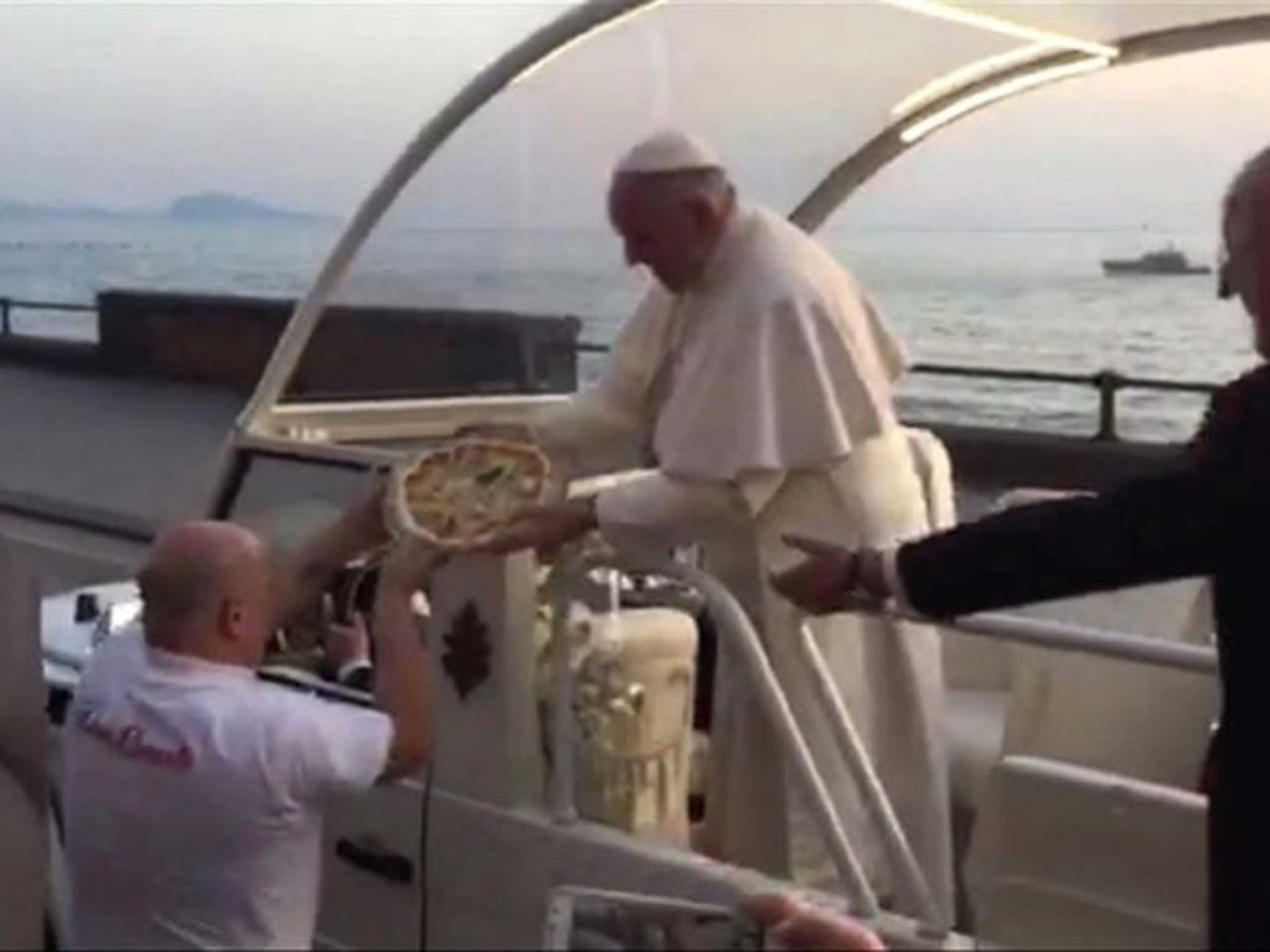 Enzo Cacialli - whose father gave visiting US president Clinton a pizza in 1994 - handed the Pontiff the special pizza during his visit to the city. Enzo Cacialli - whose father gave visiting US president Clinton a pizza in 1994 - handed the Pontiff the special pizza during his visit to the city.