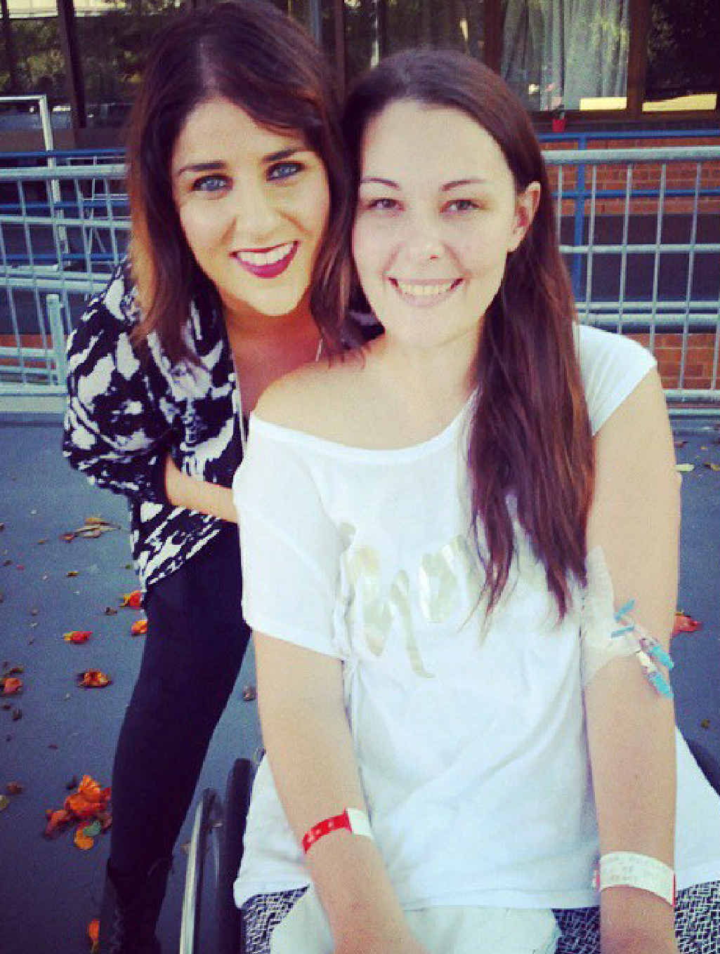 ABOVE: A visit with her friend, Bec Bolzan. ABOVE: A visit with her friend, Bec Bolzan.