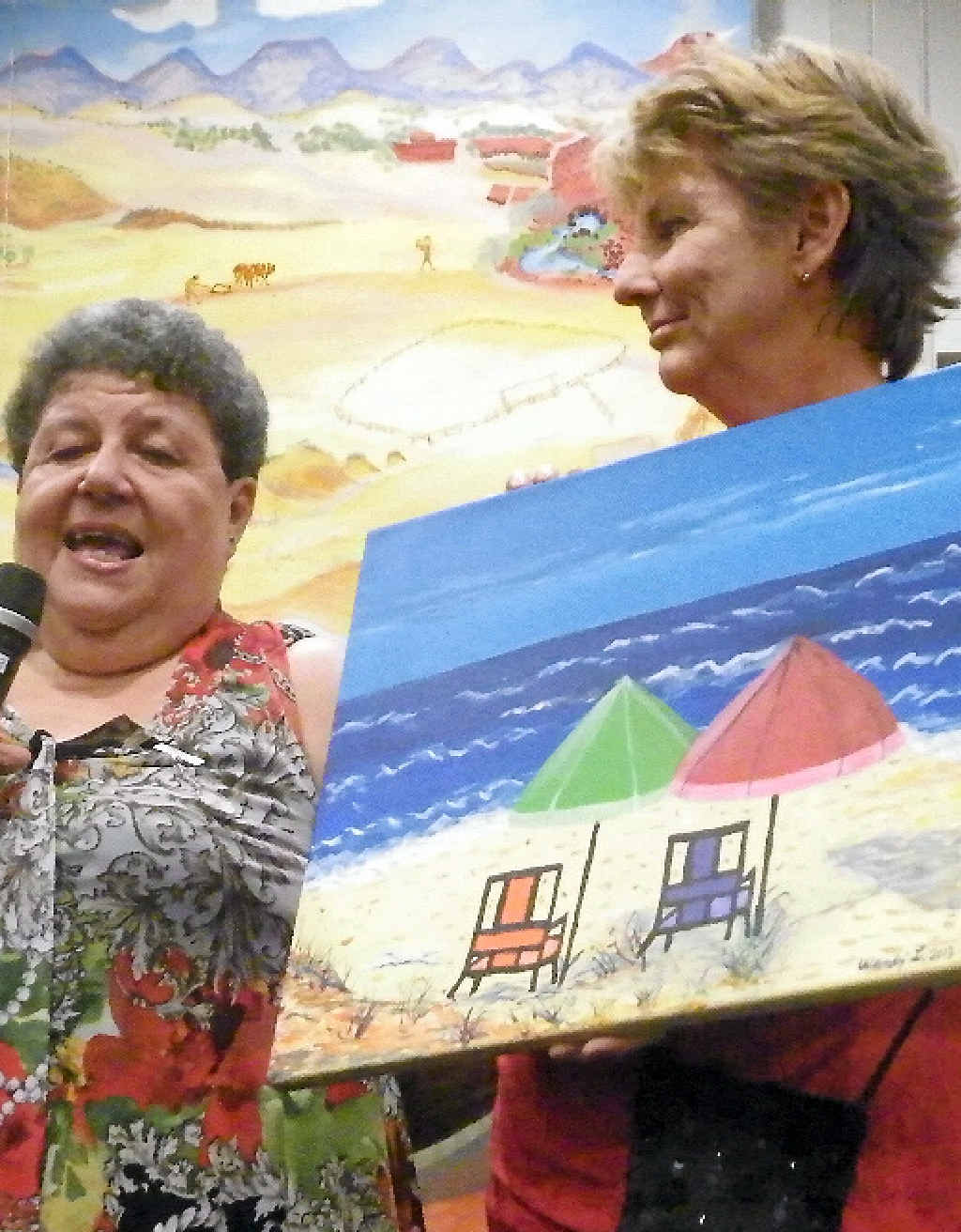 UNDER HAMMER: Wendy Lutvey (left) speaks about her beach scene at Gayndah Art Gallery’s 2013 Art Attack auction. UNDER HAMMER: Wendy Lutvey (left) speaks about her beach scene at Gayndah Art Gallery’s 2013 Art Attack auction.