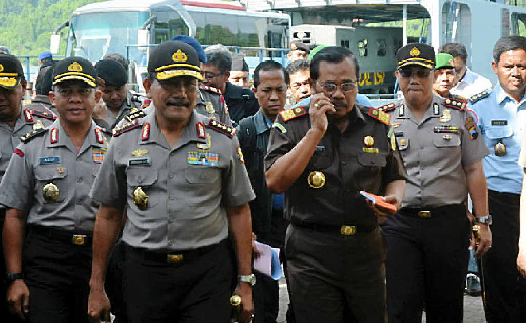 BIPARTISANSHIP ENDS: Indonesian Attorney-General, H.M. Prasetyo (second right) and National Police Chief General Badrodin Haiti on Nusakambangan Island. BIPARTISANSHIP ENDS: Indonesian Attorney-General, H.M. Prasetyo (second right) and National Police Chief General Badrodin Haiti on Nusakambangan Island.