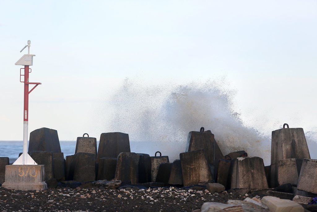 Swell breaking over Southwall. Photo: Nolan Verheij-Full / Northern Star Swell breaking over Southwall. Photo: Nolan Verheij-Full / Northern Star