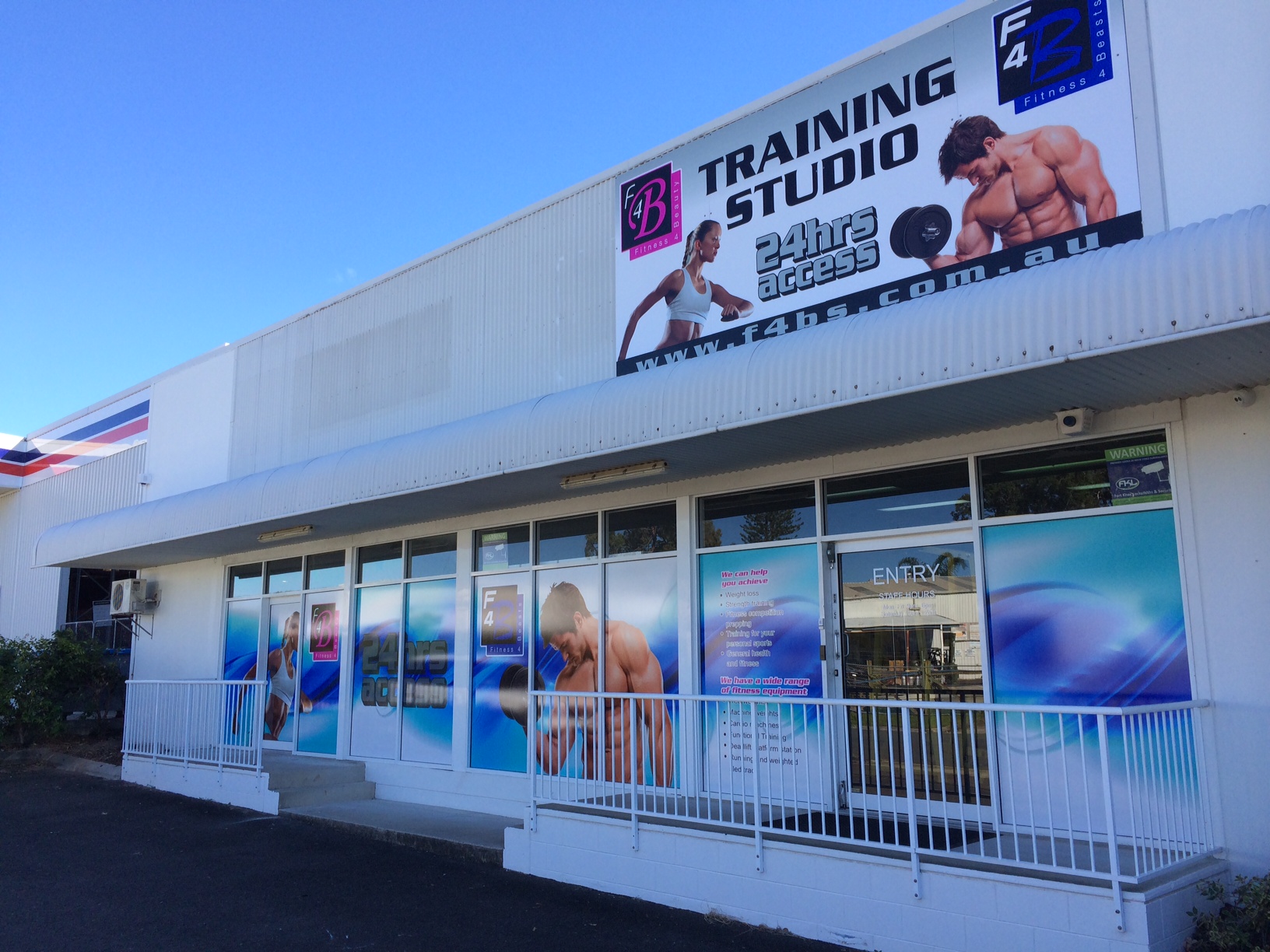The owners of a Maroochydore gym say a man walked in to their business making demands with the handle of a suspected gun showing. The owners of a Maroochydore gym say a man walked in to their business making demands with the handle of a suspected gun showing.