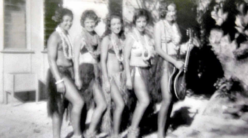 Guests were met by ladies in bikinis and hula skirts upon arrival at Heron Island in the ’60s. Guests were met by ladies in bikinis and hula skirts upon arrival at Heron Island in the ’60s.