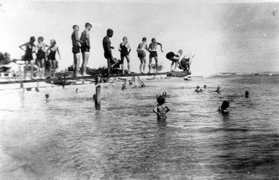 Children line up for their turn on the wooden diving board at Bulcock Beach, ca 1949
Photo Courtesy of Sunshine Coast Council’s Heritage Library, Picture Sunshine Coast Collection. Children line up for their turn on the wooden diving board at Bulcock Beach, ca 1949
Photo Courtesy of Sunshine Coast Council’s Heritage Library, Picture Sunshine Coast Collection.