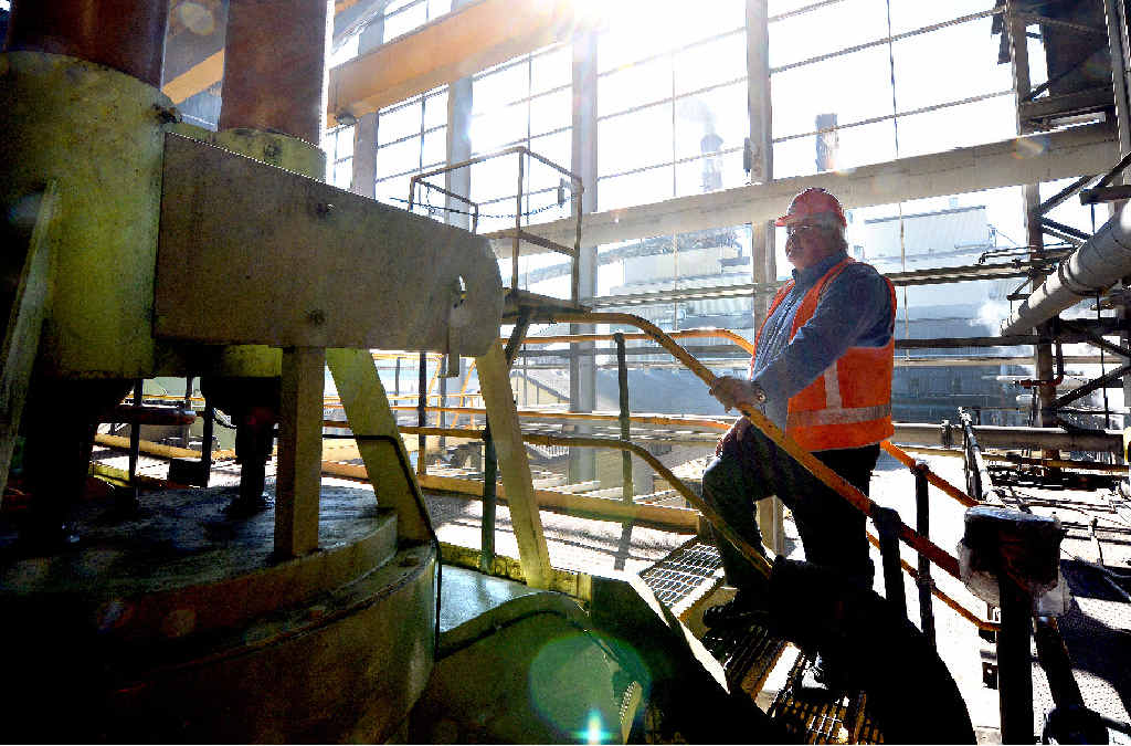 Racecourse Mill factory manager Terry Doolan overseas the start of his last crush as crushing season kicks off. Photo Lee Constable / Daily Mercury Racecourse Mill factory manager Terry Doolan overseas the start of his last crush as crushing season kicks off. Photo Lee Constable / Daily Mercury