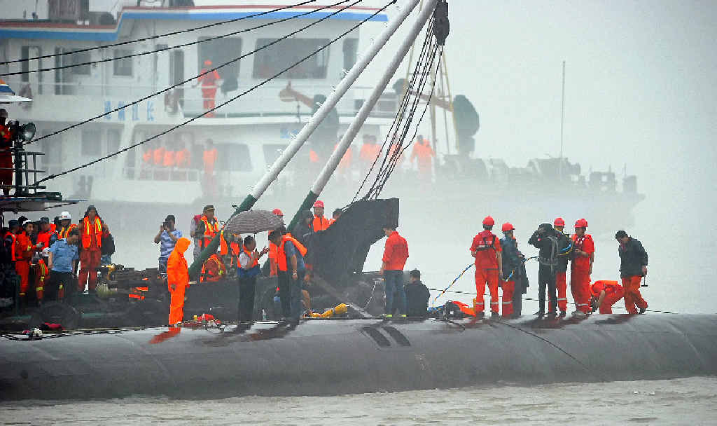 GRIM TASK: Rescue workers and divers prepare to search for survivors following the capsize of the Eastern Star in the Yangtze River. GRIM TASK: Rescue workers and divers prepare to search for survivors following the capsize of the Eastern Star in the Yangtze River.