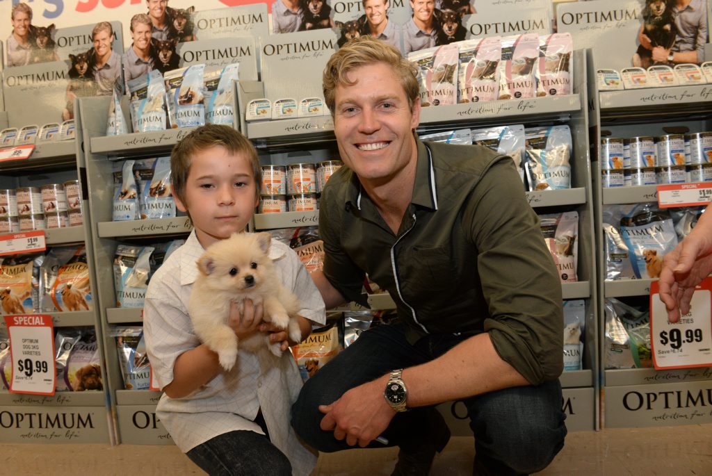 VET IN TOWN: Chayce Petersen and his dog Teddy with Dr Chris Brown at the North Bundaberg IGA. Photo: Mike Knott / NewsMail VET IN TOWN: Chayce Petersen and his dog Teddy with Dr Chris Brown at the North Bundaberg IGA. Photo: Mike Knott / NewsMail