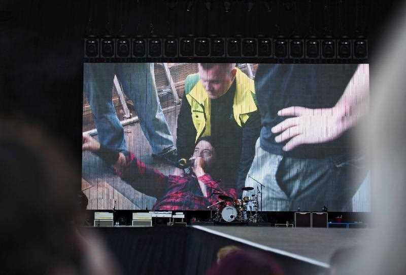 Grohl and his band completed the show after he broke his leg during the fall and returned to the stage. Grohl and his band completed the show after he broke his leg during the fall and returned to the stage.
