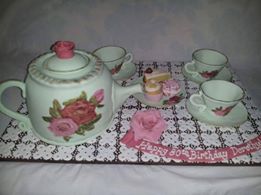 Believe it or not, this teapot set is a cake! It was made by Nicky Svensen.