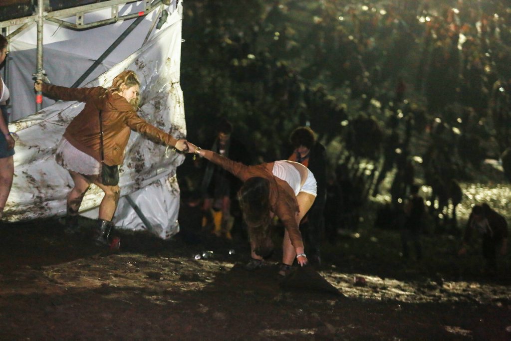 Friends helping eachother up the muddy hill near the amphitheatre. Splendour in the Grass. Photo: Nolan Verheij-Full / Northern Star Friends helping eachother up the muddy hill near the amphitheatre. Splendour in the Grass. Photo: Nolan Verheij-Full / Northern Star