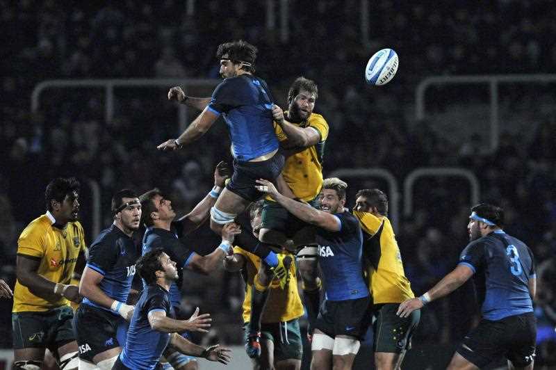 Australia's Wallabies' Greg Holmes (C) vies for the ball with Argentina's Los Pumas' Juan Martin Fernandez Lobbe (R) during the Rugby Championship 2015 test match at Malvinas Argentinas stadium in Mendoza, some 1050 km west of Buenos Aires, Argentina on July 25, 2015. Australia's Wallabies' Greg Holmes (C) vies for the ball with Argentina's Los Pumas' Juan Martin Fernandez Lobbe (R) during the Rugby Championship 2015 test match at Malvinas Argentinas stadium in Mendoza, some 1050 km west of Buenos Aires, Argentina on July 25, 2015.