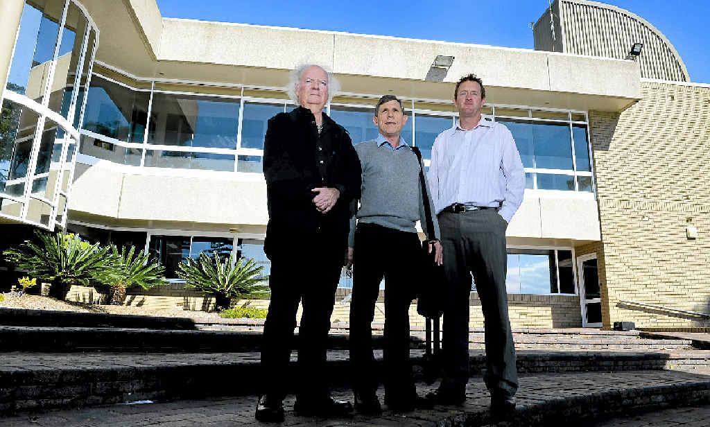 TIME FOR ACTION: Ballina Shire mayor David Wright meeting with the DPI’s director of fisheries research Dr Bob Creese and senior research scientist Dr Paul Butcher. TIME FOR ACTION: Ballina Shire mayor David Wright meeting with the DPI’s director of fisheries research Dr Bob Creese and senior research scientist Dr Paul Butcher.
