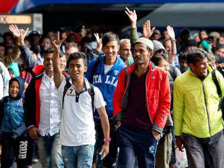 Refugees cheer as they arrive at the main train station in Munich, Germany, 06 September 2015 Refugees cheer as they arrive at the main train station in Munich, Germany, 06 September 2015