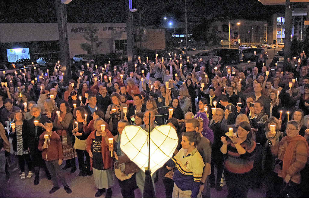 SHOW OF SUPPORT: Hundreds of people attended Lismore’s Light The Dark event in support of refugees on Monday night. SHOW OF SUPPORT: Hundreds of people attended Lismore’s Light The Dark event in support of refugees on Monday night.