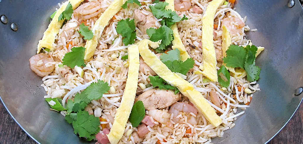 Cut up an omelette into strips for a twist on nasi goreng. Cut up an omelette into strips for a twist on nasi goreng.