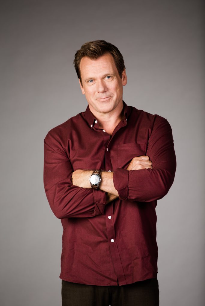 Erik Thomson stars as newspaper columnist George Turner in 800 Words. Erik Thomson stars as newspaper columnist George Turner in 800 Words.