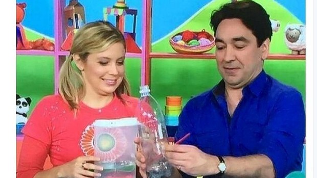 Host Alex Papps doing a craft project on Play School that many viewers on social media say looks like a homemade bong. Photo: Twitter
Host Alex Papps doing a craft project on Play School that many viewers on social media say looks like a homemade bong. Photo: Twitter