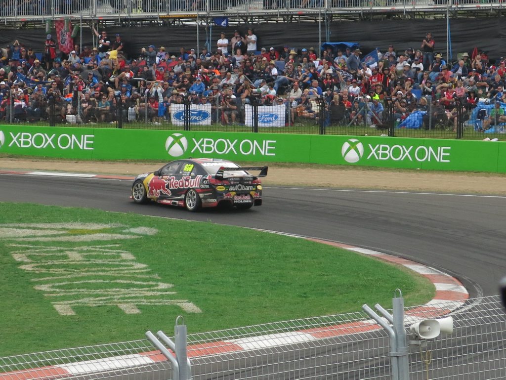 Craig Lowndes rounds the last corner at Mount Panorama. Craig Lowndes rounds the last corner at Mount Panorama.