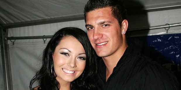 Singer Ricki Lee Coulter at a music awards ceremony in 2006 with Aaron Crawford. Singer Ricki Lee Coulter at a music awards ceremony in 2006 with Aaron Crawford.