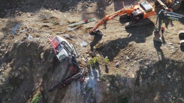 Crews rush to rescue a worker trapped in an excavator at a quarry in Keperra. Photo: Penny Dahl/Twitter
Crews rush to rescue a worker trapped in an excavator at a quarry in Keperra. Photo: Penny Dahl/Twitter