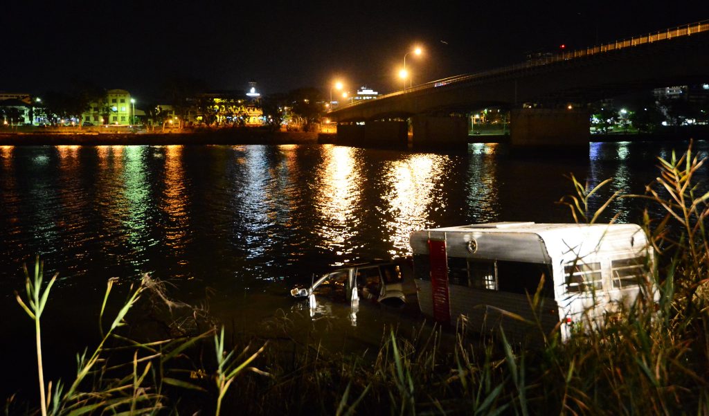 Car towing a caravan discoverd in the Fitzroy River. Photo Sharyn O'Neill / Morning Bulletin Car towing a caravan discoverd in the Fitzroy River. Photo Sharyn O'Neill / Morning Bulletin