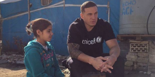 Refugee Fatima speaks to Sonny Bill Williams. Photo: UNICEF New Zealand/Twitter
Refugee Fatima speaks to Sonny Bill Williams. Photo: UNICEF New Zealand/Twitter