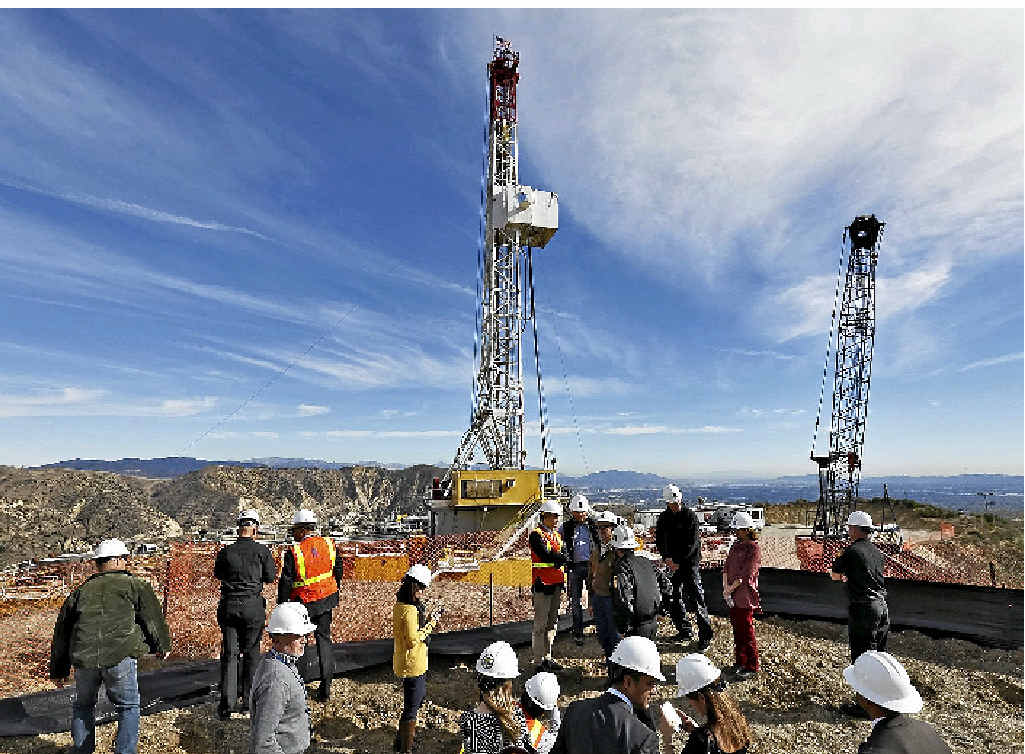 SOMETHING STINKS: Los Angeles Mayor Eric Garcetti joins Southern California Gas Company officials as attempts continue to stem the leak at a gas well in the company’s Aliso Canyon facility. SOMETHING STINKS: Los Angeles Mayor Eric Garcetti joins Southern California Gas Company officials as attempts continue to stem the leak at a gas well in the company’s Aliso Canyon facility.