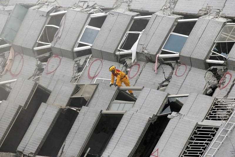 A 17-storey apartment building collapsed in Tainan City's Yungkang district. It was said to be home to about 250 people in 96 households, according to the Central Emergency Operation Center. A 17-storey apartment building collapsed in Tainan City's Yungkang district. It was said to be home to about 250 people in 96 households, according to the Central Emergency Operation Center.