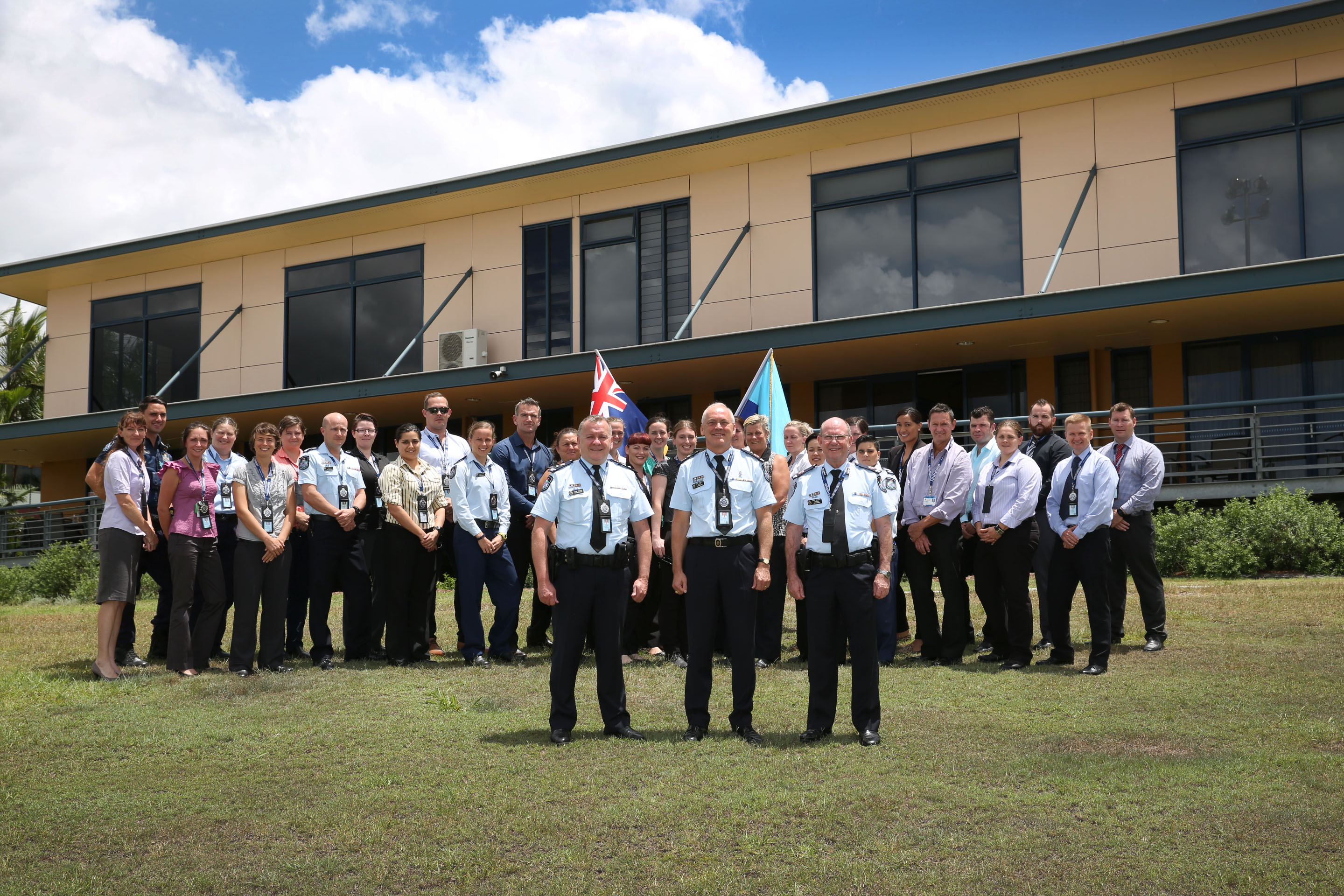 Superintendent David Tucker, Deputy Commissioner Ross Barnett and Assistant Commissioner Paul Stewart with course participants at the QPS Academy, Oxley campus. Superintendent David Tucker, Deputy Commissioner Ross Barnett and Assistant Commissioner Paul Stewart with course participants at the QPS Academy, Oxley campus.