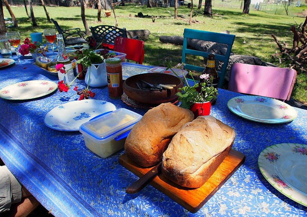 A simple spread is all you need for an outdoor picnic with friends or family. 
