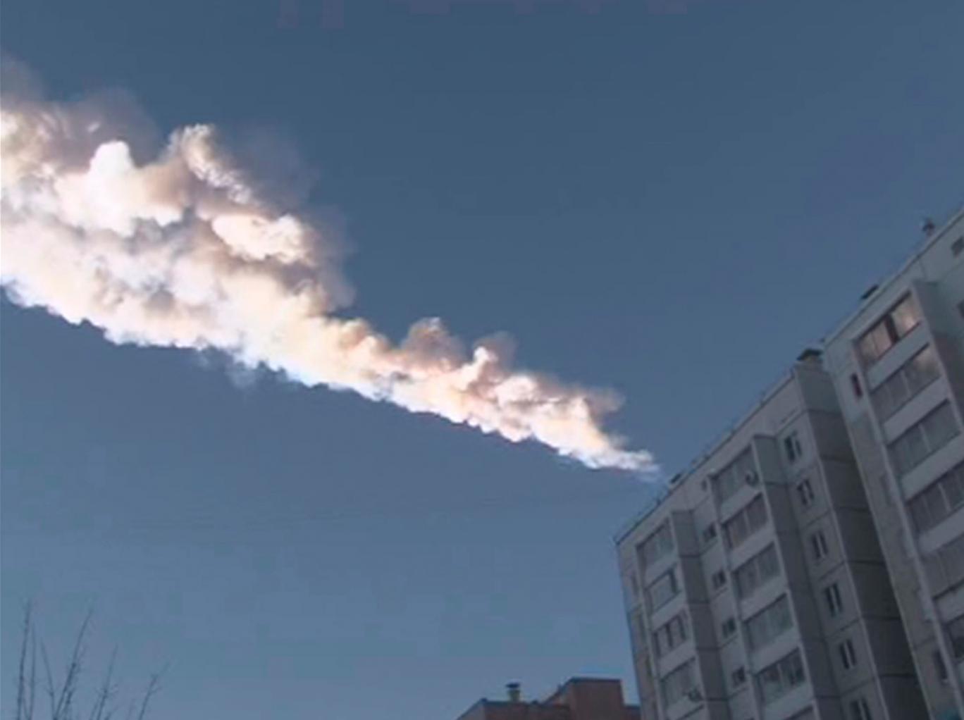 The trail of a falling object is seen above a residential apartment block in the Urals city of Chelyabinsk, in this still image taken from video shot on February 15, 2013 REUTERS/OOO Spetszakaz The trail of a falling object is seen above a residential apartment block in the Urals city of Chelyabinsk, in this still image taken from video shot on February 15, 2013 REUTERS/OOO Spetszakaz