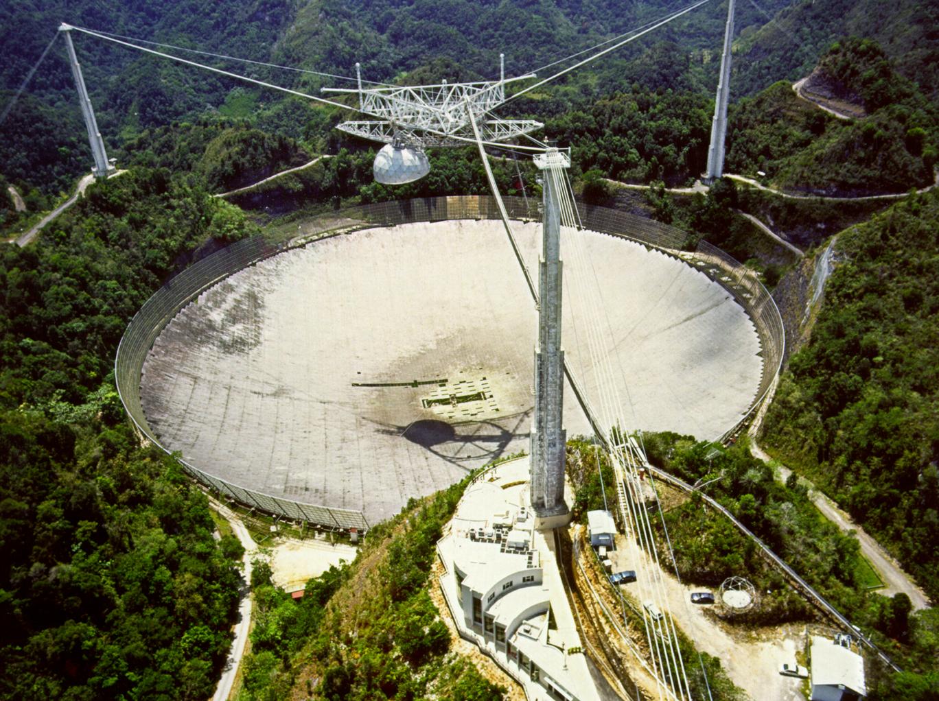 Arecibo Observatory in Puerto Rico, which simultaneously observes the same targets, simulating a telescope more than 6,800 miles in diameter NAIC - Arecibo Observatory, a facility of the NSF Arecibo Observatory in Puerto Rico, which simultaneously observes the same targets, simulating a telescope more than 6,800 miles in diameter NAIC - Arecibo Observatory, a facility of the NSF