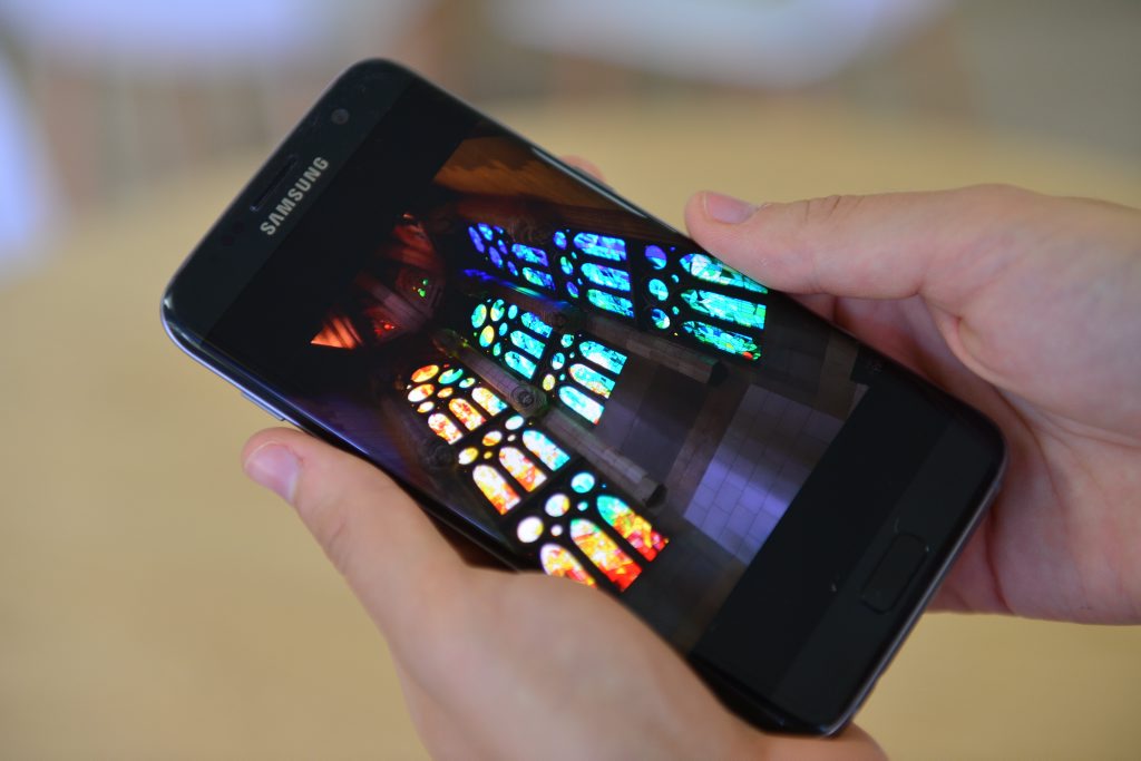 Samsung S7 features a brilliant low light camera to capture rich colour in the darkest of places. Samsung S7 features a brilliant low light camera to capture rich colour in the darkest of places.
