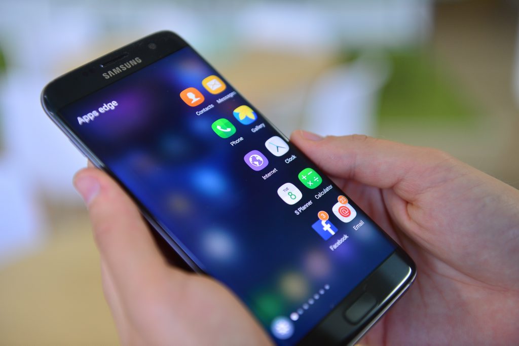 The apps edge on the S7 edge provides quick access to your favourite applications. The apps edge on the S7 edge provides quick access to your favourite applications.