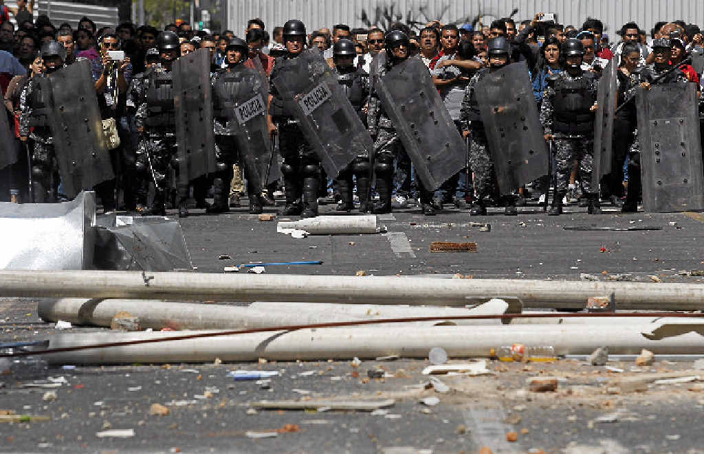 DIVISIVE ISSUE: Police re-establish order in the Mexican city of Guadalajara after an attack on taxi drivers protesting against the Uber transport service. DIVISIVE ISSUE: Police re-establish order in the Mexican city of Guadalajara after an attack on taxi drivers protesting against the Uber transport service.