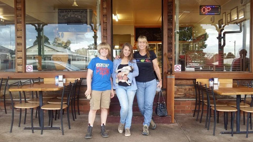 CRIKEY: Irwin family drop in to Blackbutt. CRIKEY: Irwin family drop in to Blackbutt.