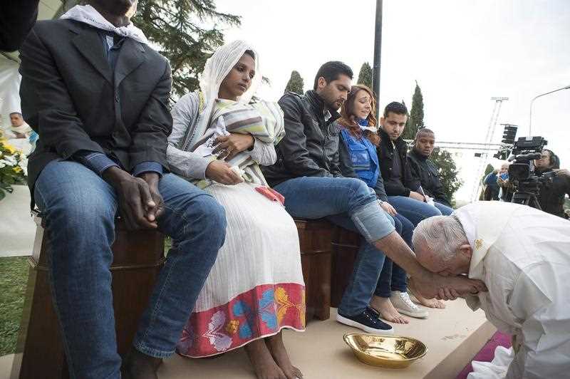 A handout picture provided by Vatican newspaper Osservatore Romano on 25 March 2016 shows Pope Francis (R) kissing the foot of a man during the foot-washing ritual at the Castelnuovo di Porto refugee center, Rome, Italy, 24 March 2016. A handout picture provided by Vatican newspaper Osservatore Romano on 25 March 2016 shows Pope Francis (R) kissing the foot of a man during the foot-washing ritual at the Castelnuovo di Porto refugee center, Rome, Italy, 24 March 2016.